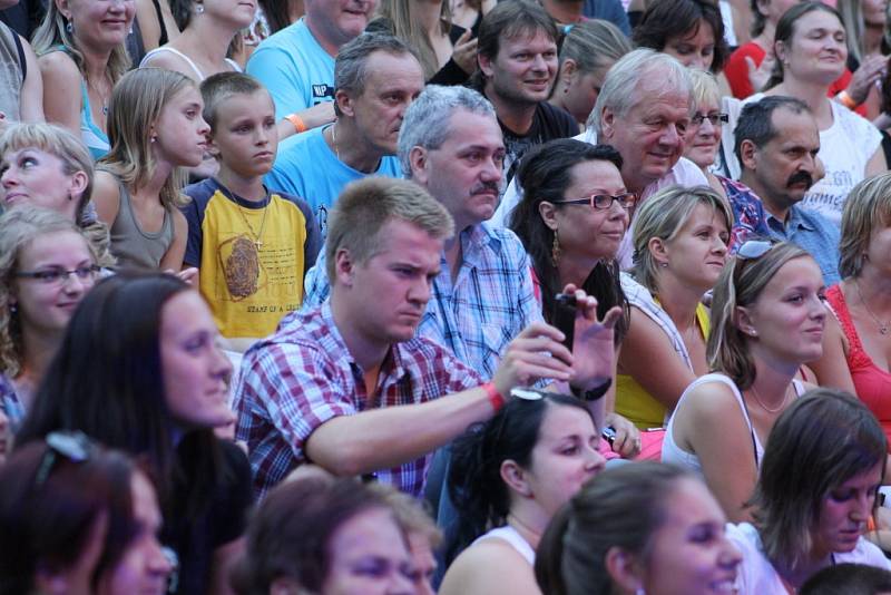 V Dolní Lomné měl zlatý slavík Tomáš Klus 1. srpna svou koncertní zastávku a zahrál a zazpíval před více než třemi tisíci svých fanoušků. Předkapelu mu dělali amatérští muzikanti ze střediska Oáza, což je kulturní zařízení pro lidi s mentálním postižením