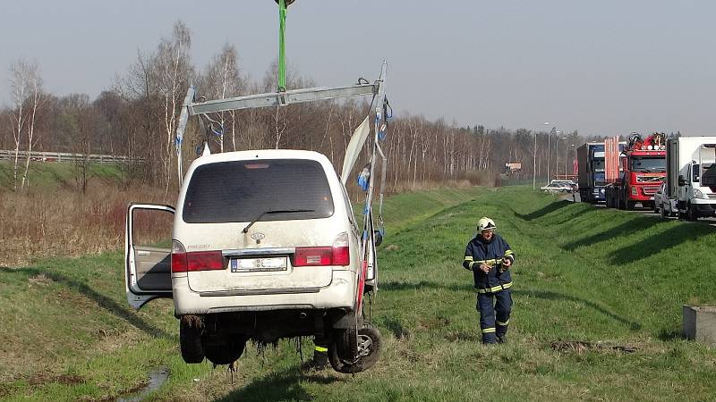 Dodávka plná knedlíků, určena k rozvozu do několika okolních jídelen, skončila v pondělí 22. dubna ráno nedaleko obce Staříč v místním potoce. 