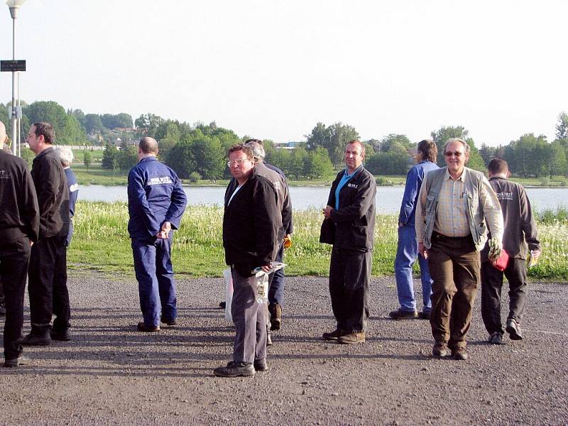 Zaměstnanci společnosti ArcelorMittal Frýdek-Místek začali v pondělí ráno s úklidem okolí přehrady Olešná.