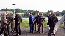 Zaměstnanci společnosti ArcelorMittal Frýdek-Místek začali v pondělí ráno s úklidem okolí přehrady Olešná.