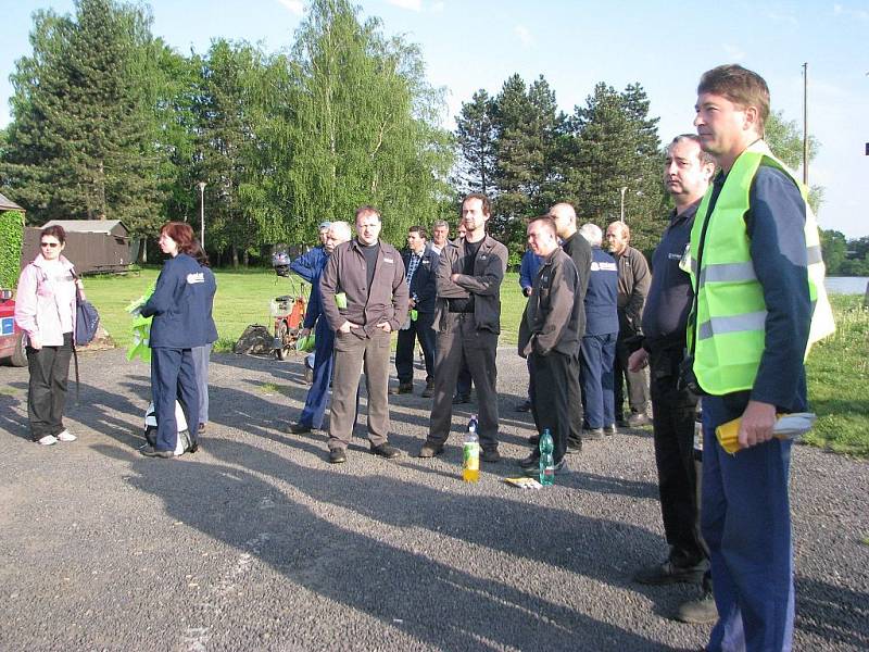 Zaměstnanci společnosti ArcelorMittal Frýdek-Místek začali v pondělí ráno s úklidem okolí přehrady Olešná.