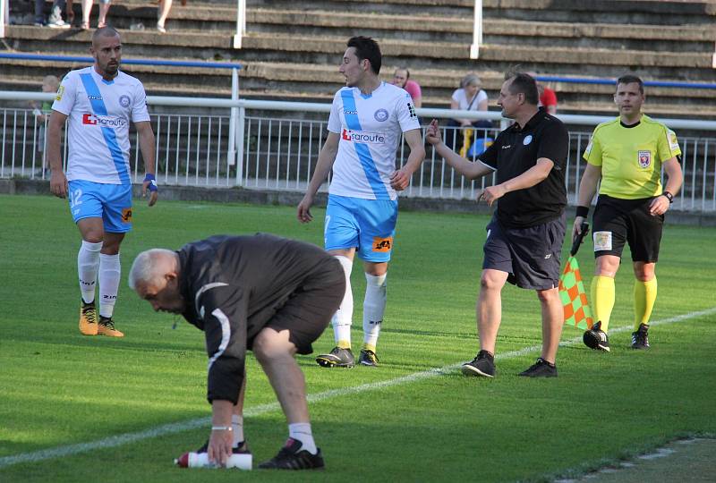 Fotbalisté Frýdku-Místku (v bílém) si v domácím prostředí vyšlápli na favorizovanou Příbram, kterou porazili 2:1.