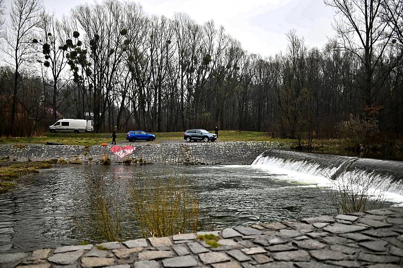Policisté pátrali po utonutém na řece Ostravici ve Frýdlantu. Nakonec se našel mrtvý, 3. dubna 2021.