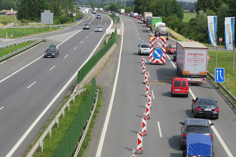 Omezení na D56 z Frýdku-Místku způsobilo řidičům značné zdržení.