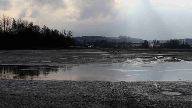 První sněhové vločky na přehradě Baška.
