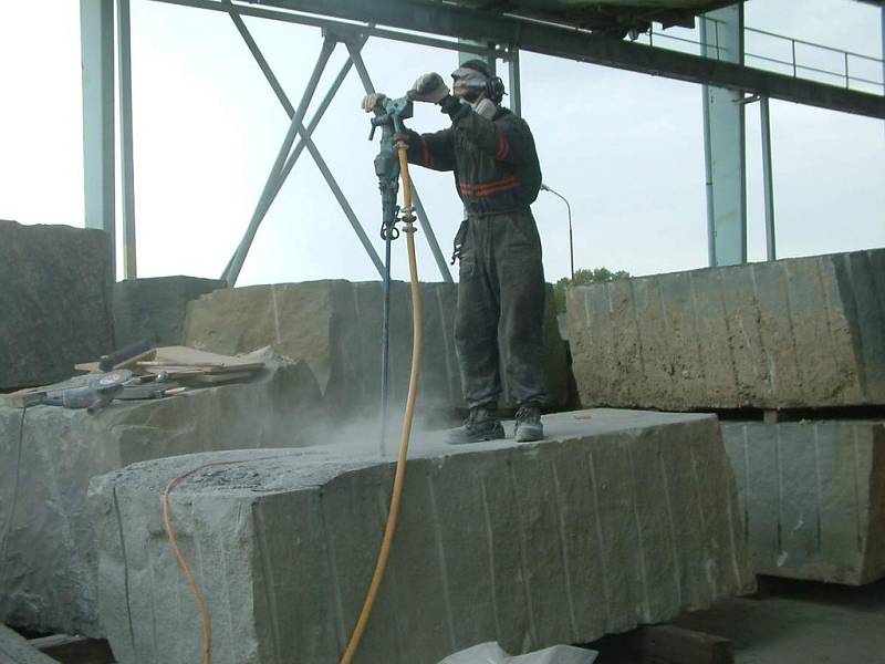 Takto vznikal Poutník. Emil Adamec vytvořil monument z devítitunového bloku kamene. Jde o zelený godulský pískovec.