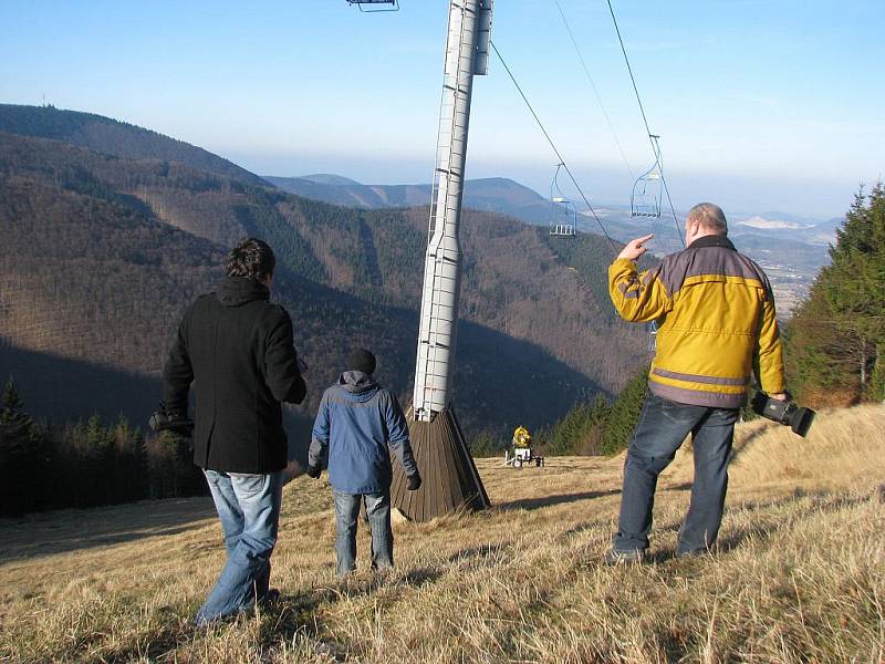 Test odolnosti pivních PET lahví na trojanovické lanovce.