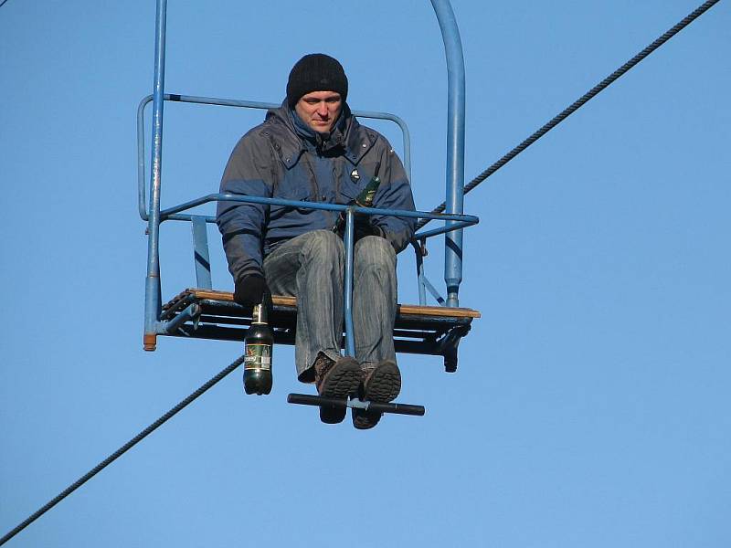 Test odolnosti pivních PET lahví na trojanovické lanovce.