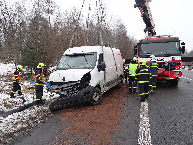 Zásah hasičů u havarované dodávky na dálnici u Paskova. 