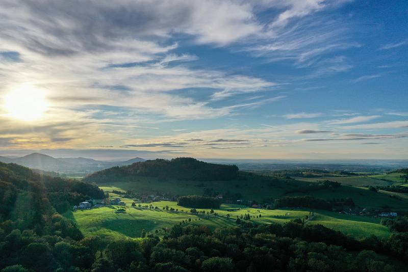 Golfovému hřišti v Hukvaldech často říkají malý Karlštejn.