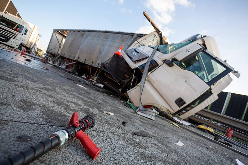 Nehoda kamionů, z nichž unikala nafta.
