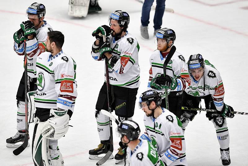 Semifinále play off hokejové Tipsport extraligy - 7. zápas: HC Oceláři Třinec - BK Mladá Boleslav, 15. dubna 2021 v Třinci. Smutek hráčů MB.