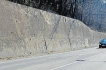 Oprava silnice a opěrné zdi v Třinci. 
