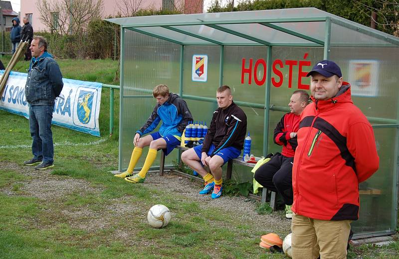 Fotbalisté Dobré (v modrých dresech) své těsné vedení nakonec neudrželi. Soupeř totiž srovnal v poslední minutě na 1:1.