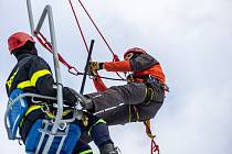 Lezci z hasičské stanice ve Frýdku-Místku se zapojili do výcviku záchrany osob z lanovky.
