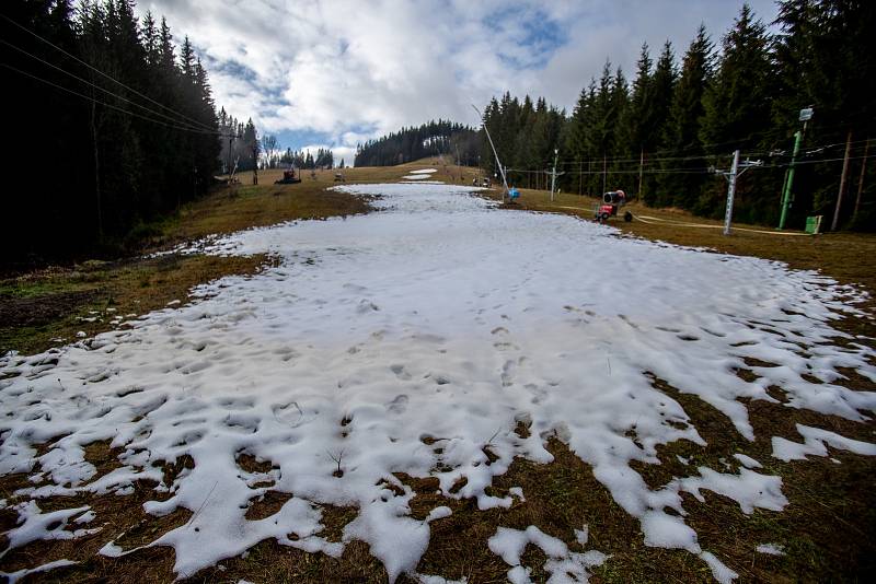 Lyžařské areály v Beskydech, 27. listopadu 2022, Bílá. Lyžařský areál Ski Mezivodí.