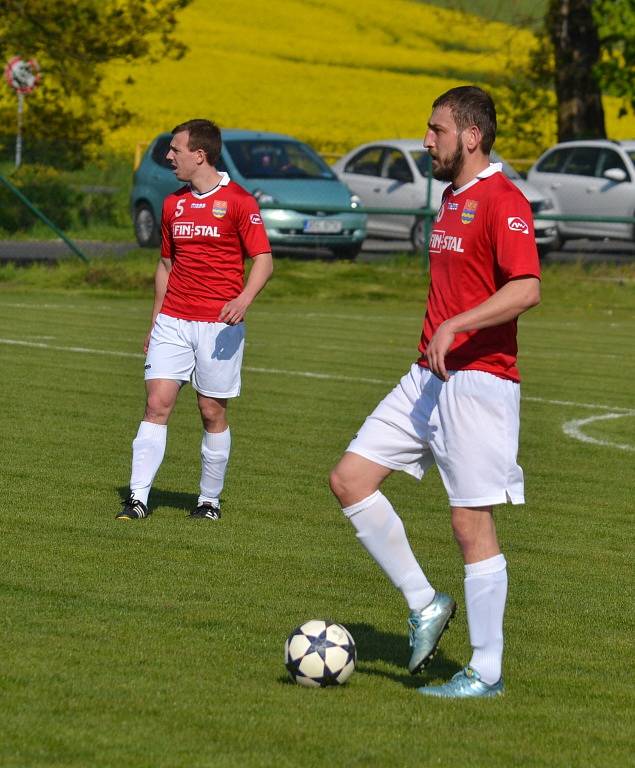 Fotbalisté Lučiny (v červeném) nestačili na svém trávníku na tým z Jablunkova 0:2. 