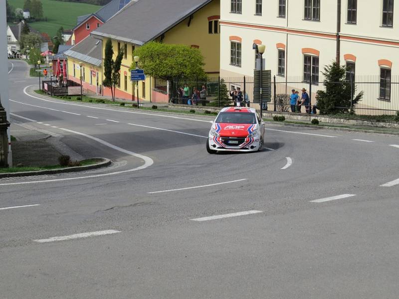 Valašská rally přichystala lidem z Hukvald a okolí zajímavou podívanou. 