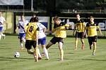 Fotbalisté Nových Sadů (ve žlutém) prohráli v poháru s Frýdkem-Místkem 0:1. 