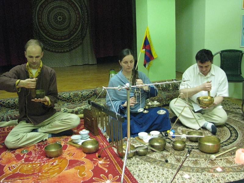 V rámci akce Festival pro Tibet proběhl ve frýdecko-místecké Dobré čajovně v pátek 13. března koncert duchovní hudby frýdecko-místeckého uskupení Nunti shunya ve složení M. Chýlek, M. Hlosta a J. Hlostová.