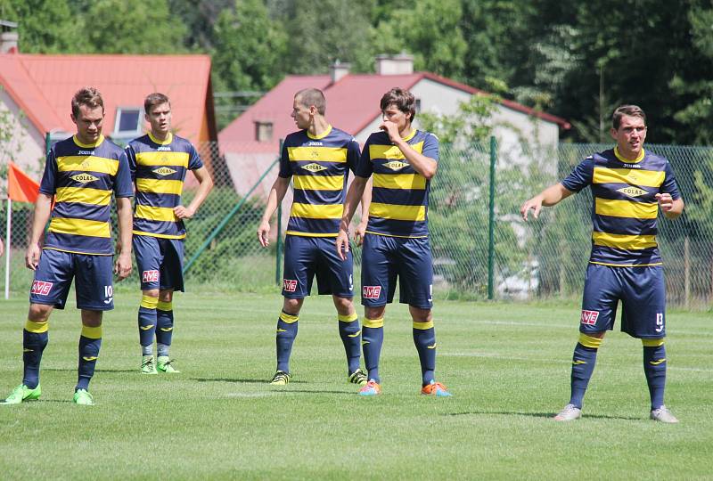 Favorizovaný Frýdlant (žluto-modré dresy) si v generálce poradil s Čeladnou 3:0.