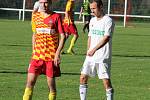 Fotbalisté divizního Frýdlantu nad Ostravicí (žluto-červené dresy) zvítězili v domácím prostředí nad karvinským B týmem 1:0.