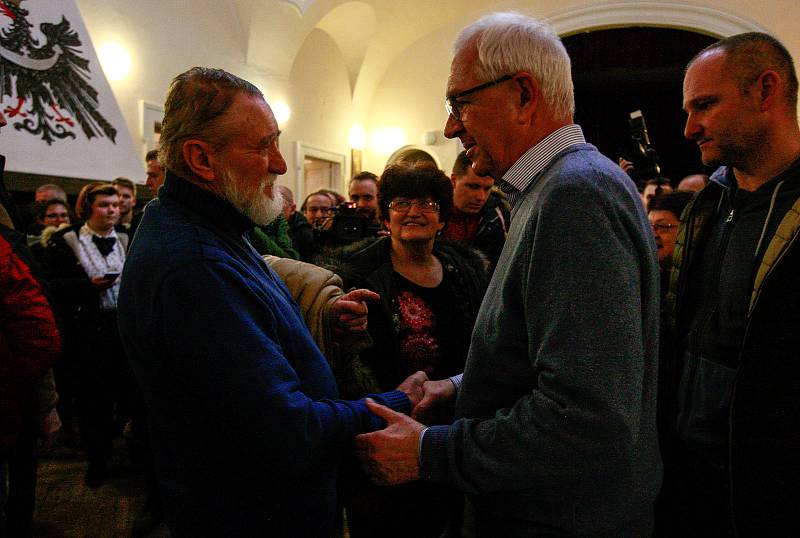 Kandidát na prezidenta ČR Jiří Drahoš se svou manželkou na návštěvě v rodném Jablunkově.