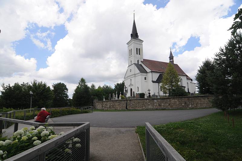 Kostel sv. Ignáce z Loyoly v Malenovicích.