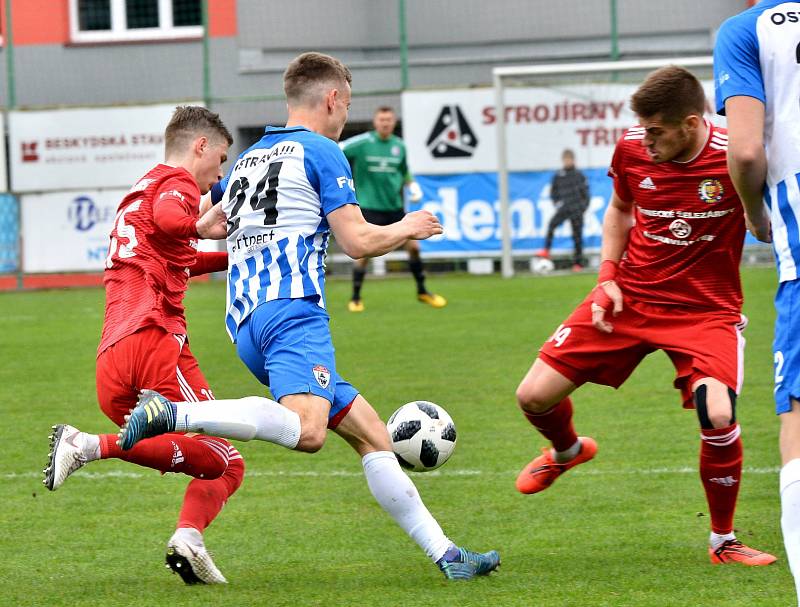 Třinec (v červeném) doma v derby s Vítkovicemi remizoval.