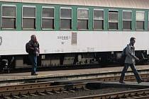 Cestující vystupují z vlaku v Lískovci. Poblíž stanice se v sobotu pokusil neznámý pachatel vykolejit osobní vlak. Ilustrační foto.