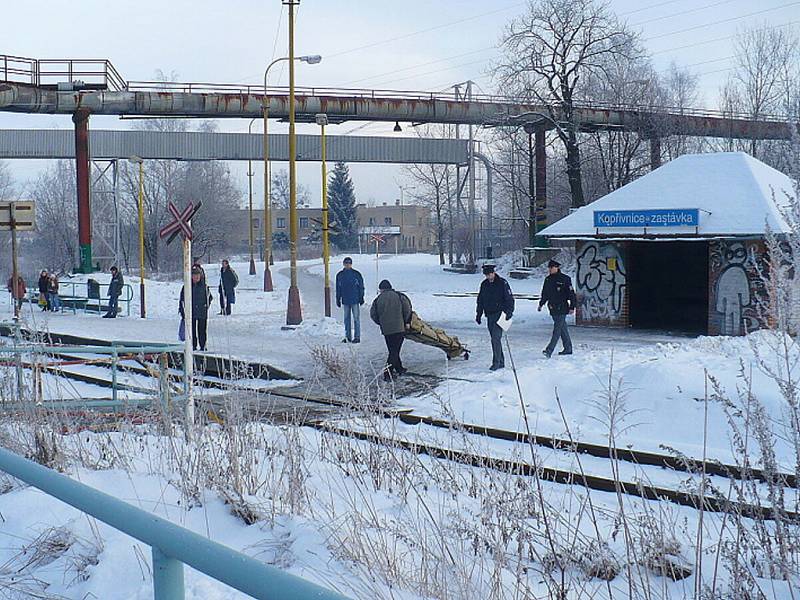 Umrzlého bezdomovce v Kopřivnici, našli lidé, když šli ráno na vlak.