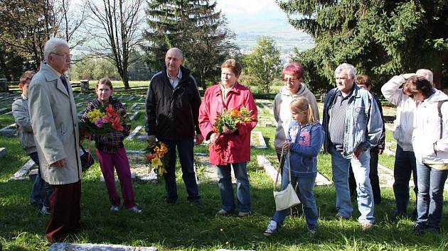 Důstojný vzpomínkový akt byl zakončen položením kytic ke hrobu bašského hrdiny.