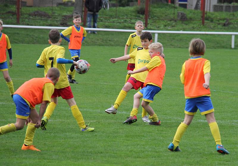 Divizní fotbalisté Frýdlantu (v červeném) si s chutí proti Jeseníku zastříleli.