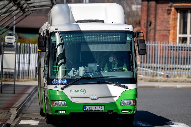 Frýdek-Místek v celostátní karanténě (Autobusové nádraží), 24. března 2020. Vláda ČR vyhlásila dne 15.3.2020 celostátní karanténu kvůli zamezení šíření novému koronavirové onemocnění (COVID-19).