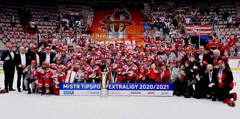 ŠAMPIONI! Hokejisté Třince porazili ve včerejším pátém zápase finále play-off extraligy Liberec 3:0 a potřetí v klubové historii získali mistrovský titul.