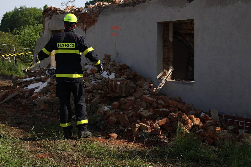 Taktické cvičení hasičů z USAR týmu, 23. května 2023, Nošovice. V sutinách domu cvičí záchranu zavalených osob i průzkum sutin.