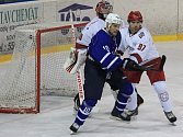 Hokejisté Frýdku-Místku (v bílém) potvrdili na ledě nedalekého Nového Jičína roli favorita a nad domácím týmem zvítězili rozdílem tří branek. 
