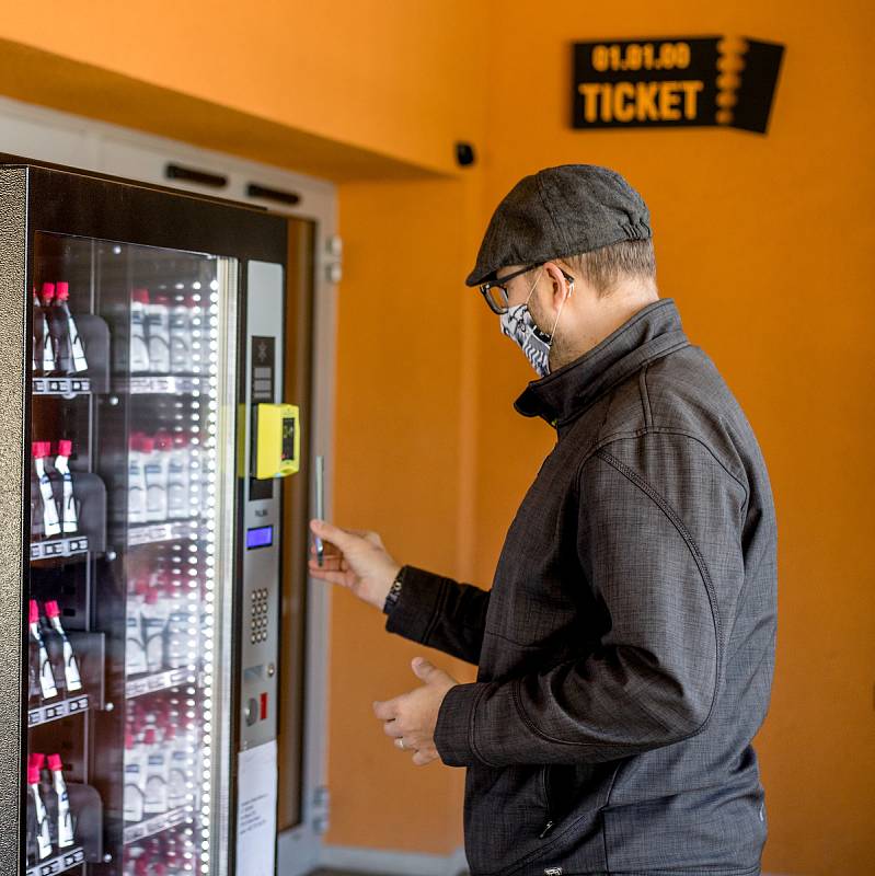 První automat na dezinfekci ve Frýdku-Místku je u haly Polárka, 2. dubna 2020.