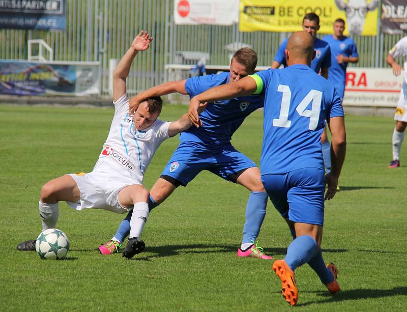 Přípravný duel mezi domácími Valcíři (v bílém) a hosty z Vítkovic skončil remízou 1:1.