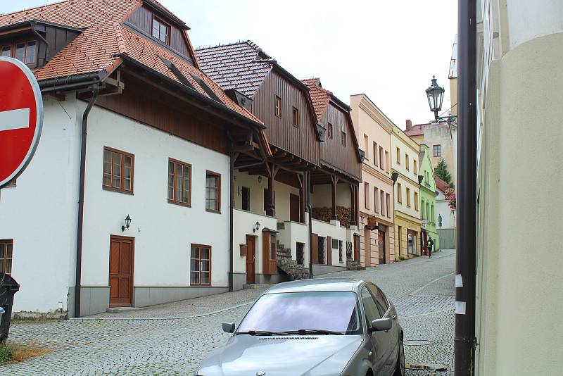 Snímky zachycují proměnu Hluboké ulice pod frýdeckým náměstím. Ke konci sedmdesátých let minulého století byly staré měšťanské domy ve zchátralém stavu, postupně se však dočkaly rekonstrukce. Ulice tak patří k nejmalebnějším ve městě.