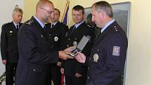 Medaili za statečnost právě dostává z rukou okresního policejního ředitele nadstrážmistr Zbyhněv Nieslanik (vpravo) z Třince. Zasloužil si ji za záchranu života malého chlapce.