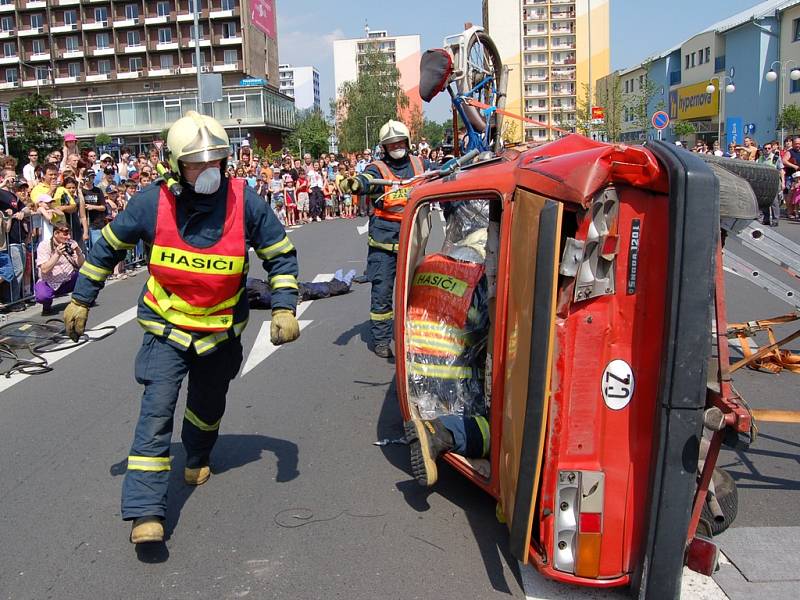 Hasiči divákům předvedli vyprošťování řidičky z havarovaného auta.