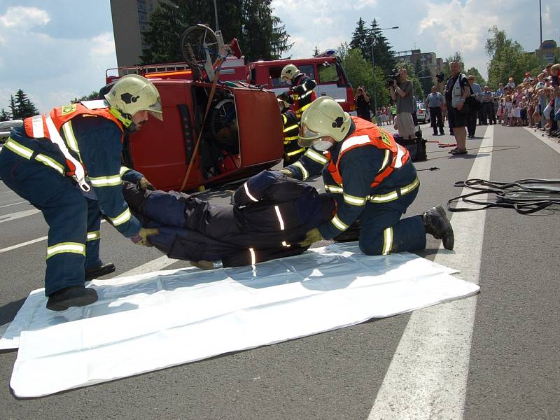 Hasiči divákům předvedli vyprošťování řidičky z havarovaného auta.