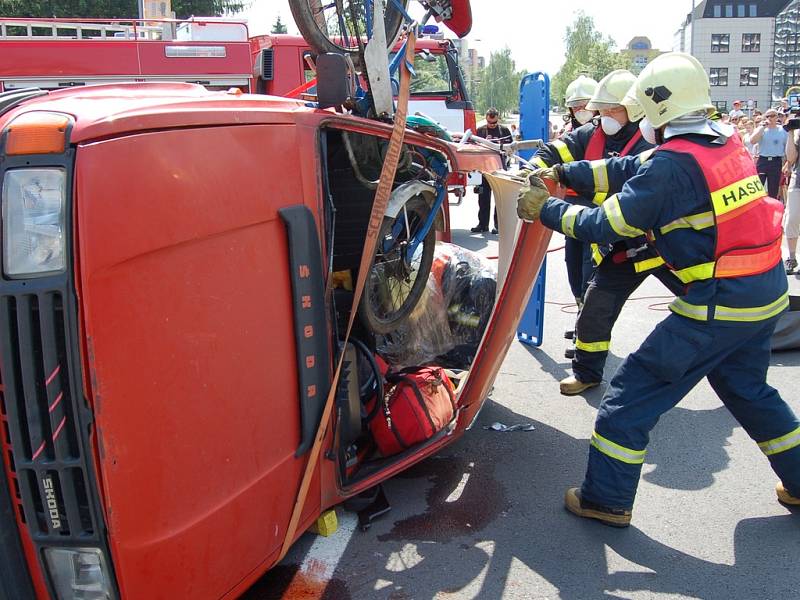 Třinečtí hasiči předvádějí vyprošťování řidičky z havarovaného auta na Dni IZS v Třinci.