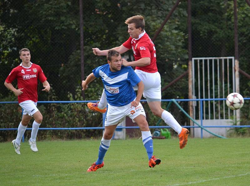 Duel mezi orlovským Slovanem (modré dresy) a Lučinou skončil výhrou hostí 1:3. 