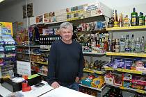 Mojmír Stachovec provozuje pultový obchod v Horních Tošanovicích nepřetržitě od roku 2000.