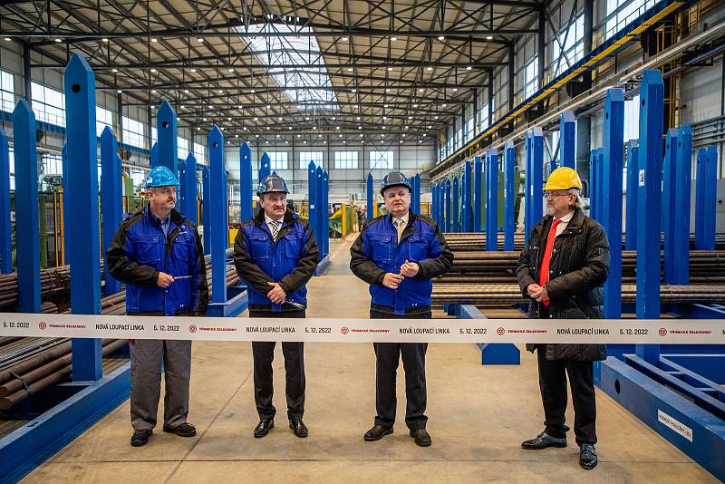 V Třineckých železárnách zprovoznili automatickou linku pro úpravu ocelových tyčí, 5. prosince 2022, Třinec. Generální ředitel Třineckých železáren Jan Czudek a Ján Moder.