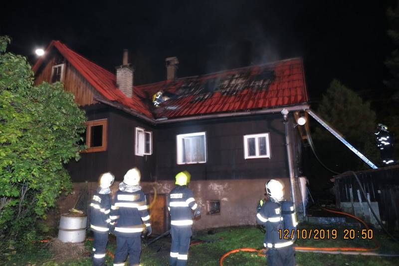 Pět jednotek hasičů zasahovalo u požáru střechy a podkroví v Malenovicích.