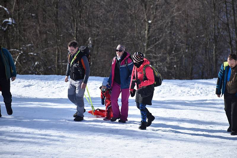 Pustevny jako obvykle ožily o víkendu návalem turistů, 20. února 2021.