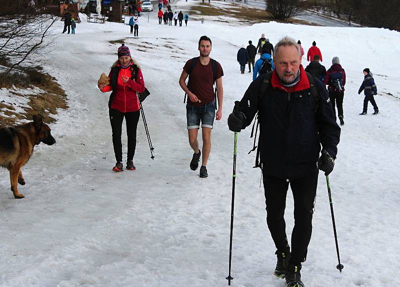 I ve výšce 1000 metrů nad mořem je kvůli oblevě sněhu pomálu nebo není vůbec. Na valašských Pustevnách to ale na počtu návštěvníků znát není.